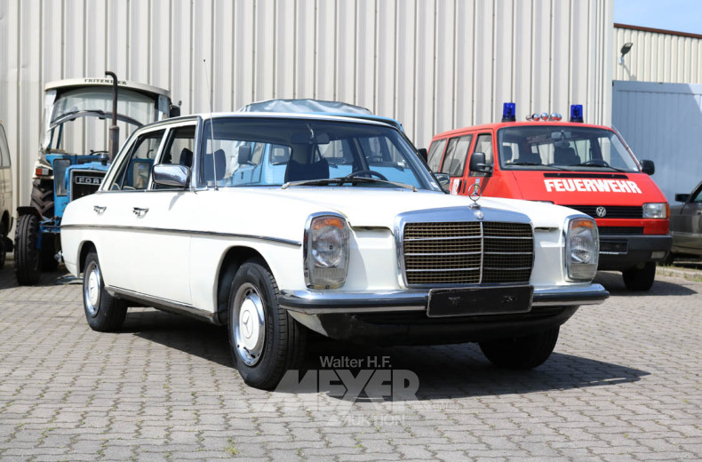 MERCEDES-BENZ W115/8 200er, cremefarben
