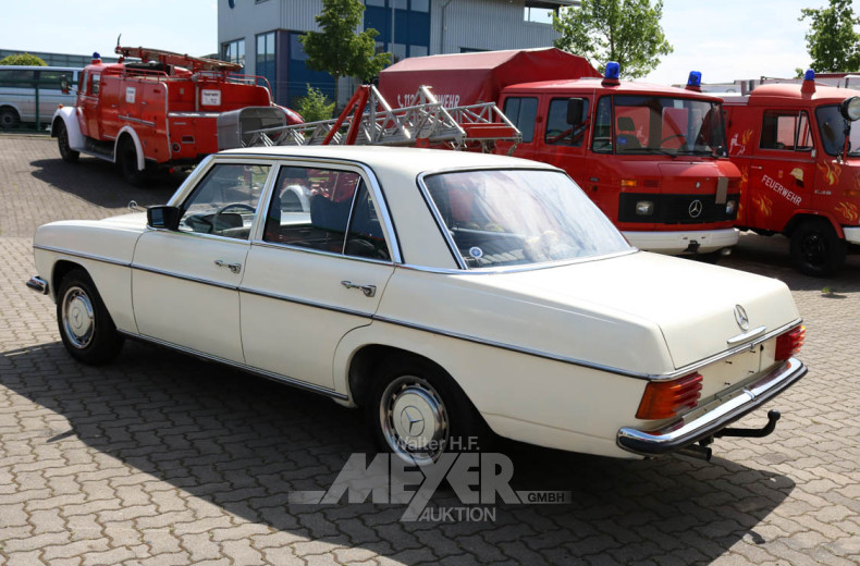 MERCEDES-BENZ W115/8 200er, cremefarben