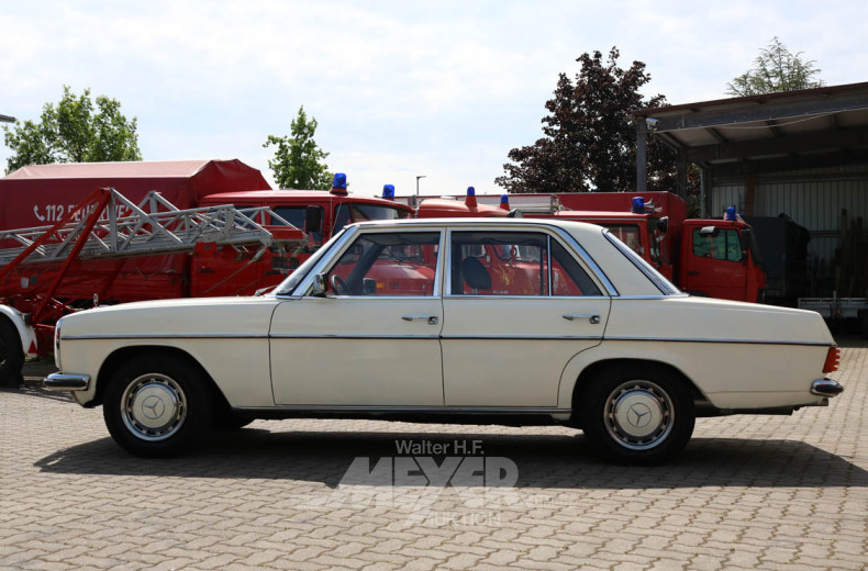 MERCEDES-BENZ W115/8 200er, cremefarben