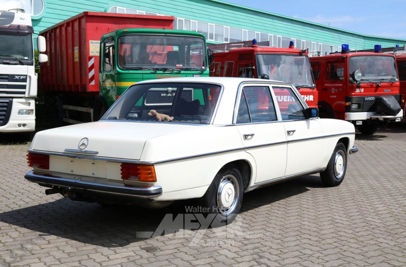 MERCEDES-BENZ W115/8 200er, cremefarben