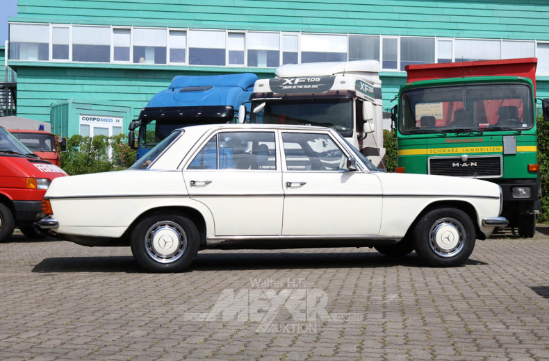 MERCEDES-BENZ W115/8 200er, cremefarben