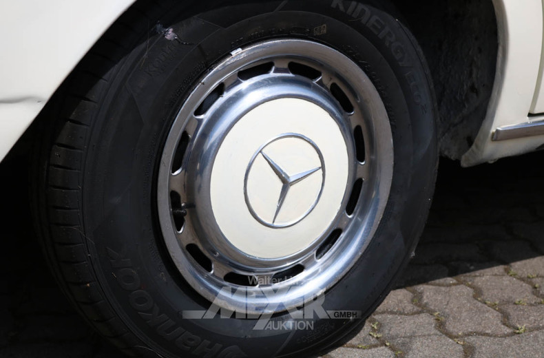 MERCEDES-BENZ W115/8 200er, cremefarben