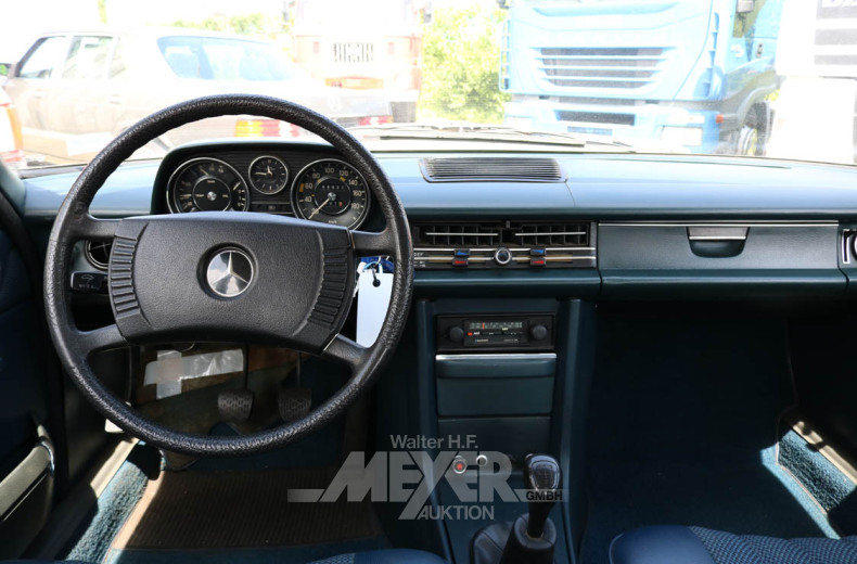 MERCEDES-BENZ W115/8 200er, cremefarben