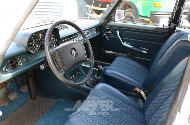 MERCEDES-BENZ W115/8 200er, cremefarben