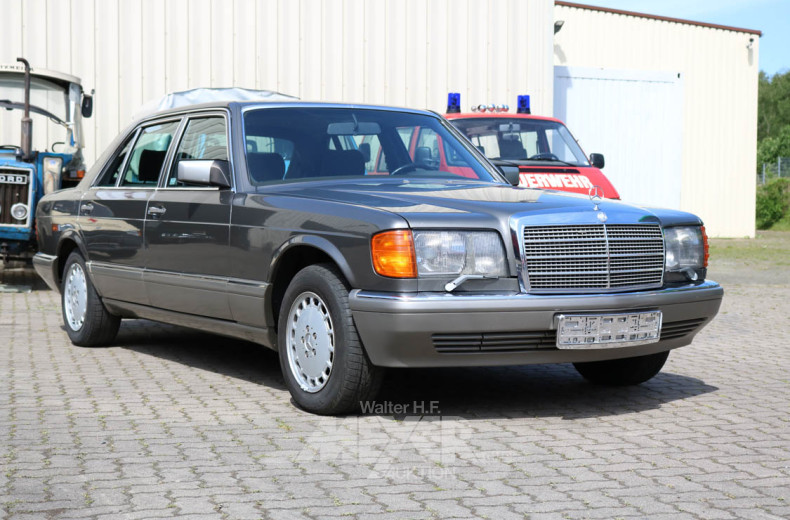 MERCEDES-BENZ W126 420SEL, grau metallic