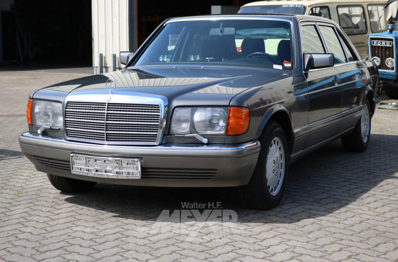 MERCEDES-BENZ W126 420SEL, grau metallic