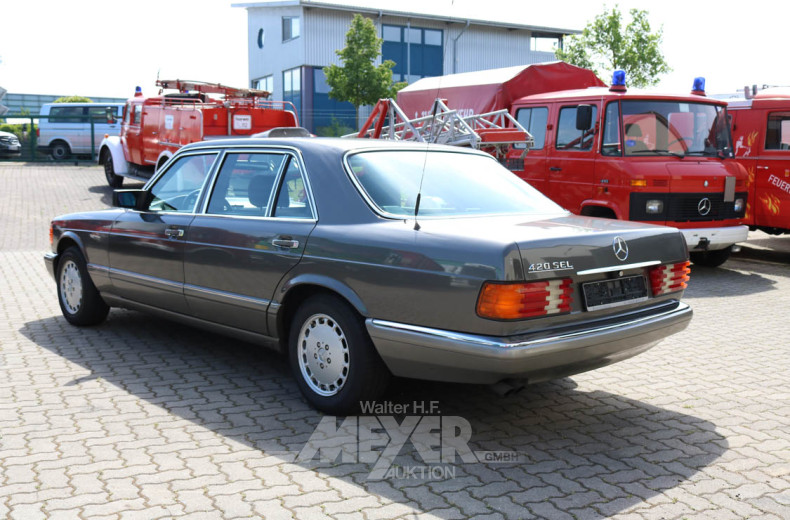 MERCEDES-BENZ W126 420SEL, grau metallic
