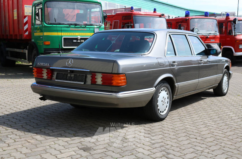 MERCEDES-BENZ W126 420SEL, grau metallic