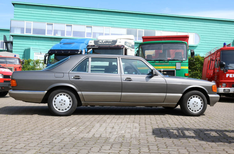 MERCEDES-BENZ W126 420SEL, grau metallic