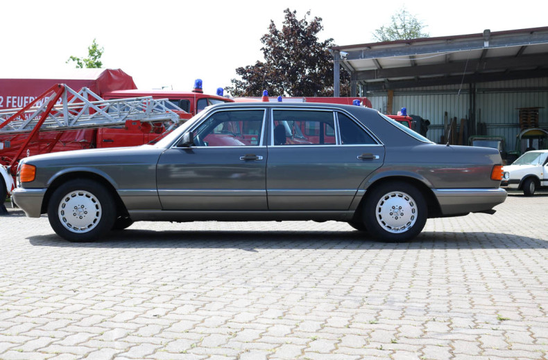 MERCEDES-BENZ W126 420SEL, grau metallic
