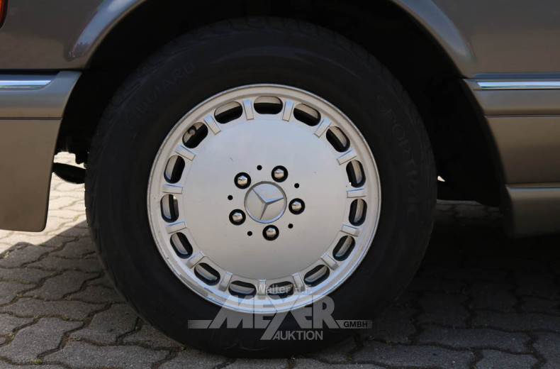 MERCEDES-BENZ W126 420SEL, grau metallic