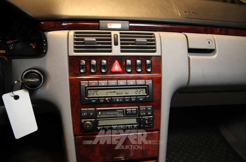 MERCEDES-BENZ W210 E200 Avantgarde,