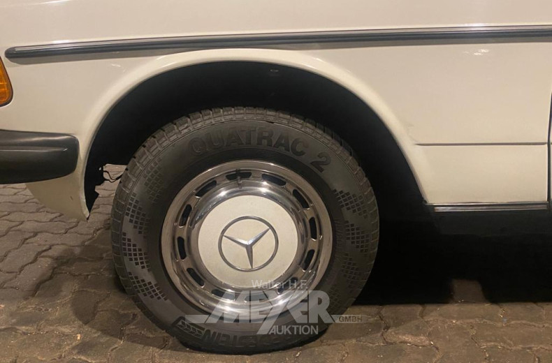 MERCEDES-BENZ W123 200, creme