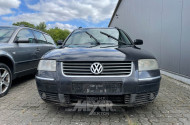 VOLKSWAGEN Passat W8, schwarz