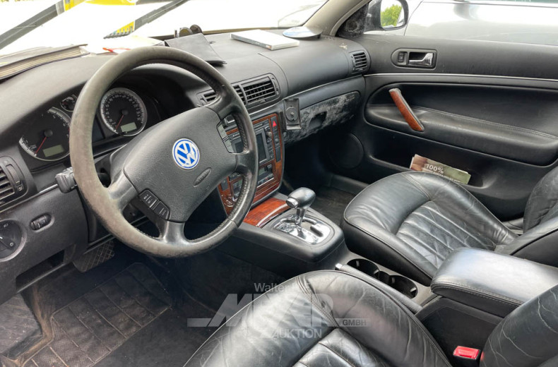 VOLKSWAGEN Passat W8, schwarz