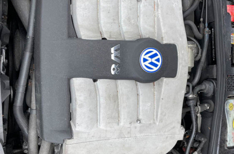 VOLKSWAGEN Passat W8, schwarz