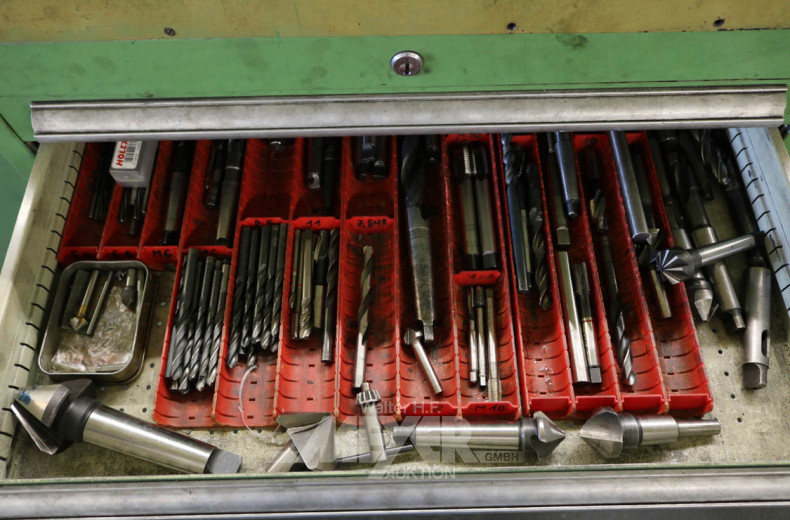 Radialbohrmaschine m. Werkzeugschrank