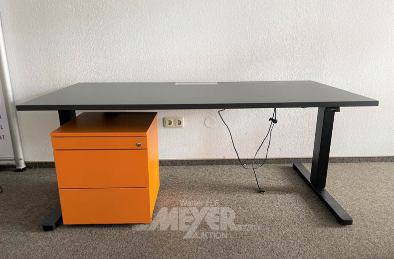 Arbeitsplatz bestehend aus: