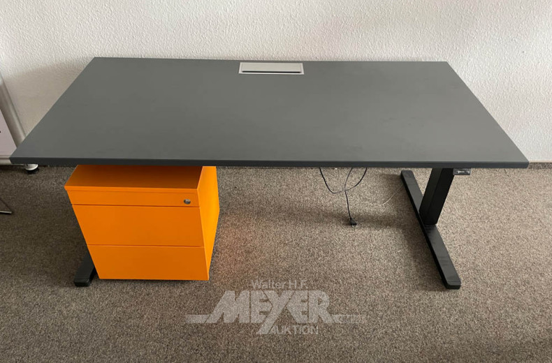 Arbeitsplatz bestehend aus: