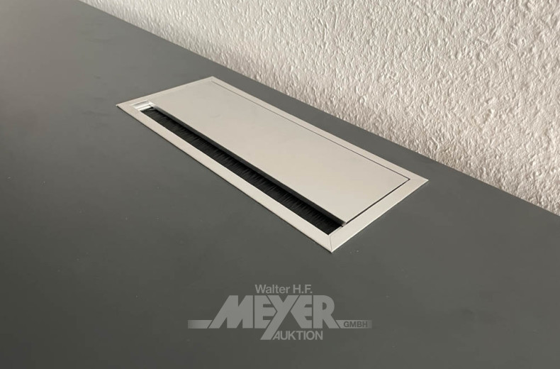 Arbeitsplatz bestehend aus: