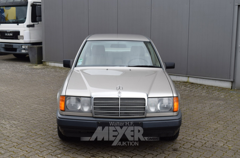 MERCEDES-BENZ W124 230E,