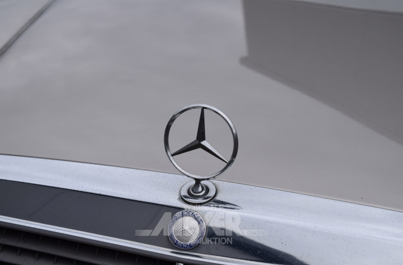 MERCEDES-BENZ W124 230E,