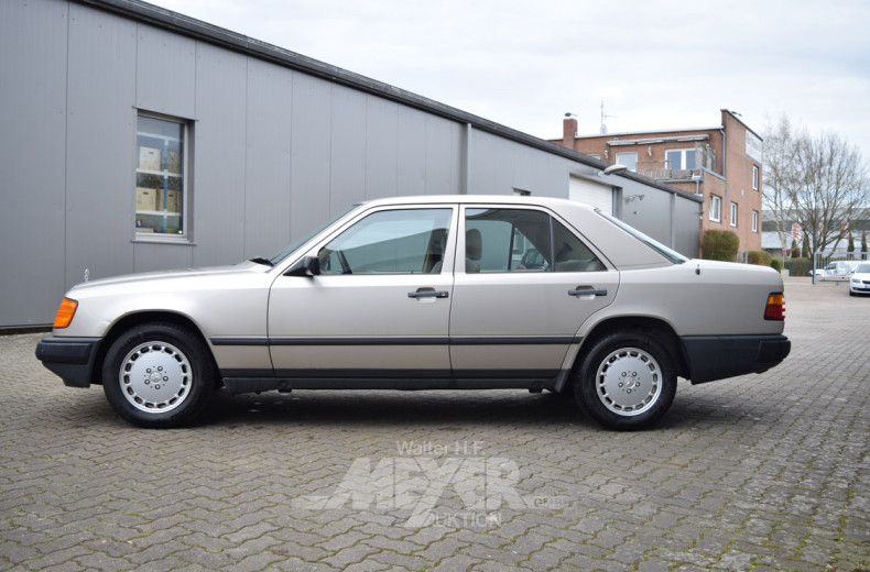 MERCEDES-BENZ W124 230E,