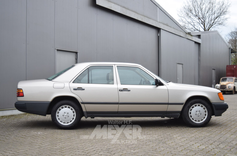 MERCEDES-BENZ W124 230E,