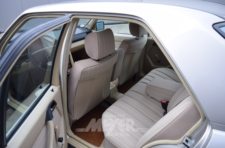 MERCEDES-BENZ W124 230E,