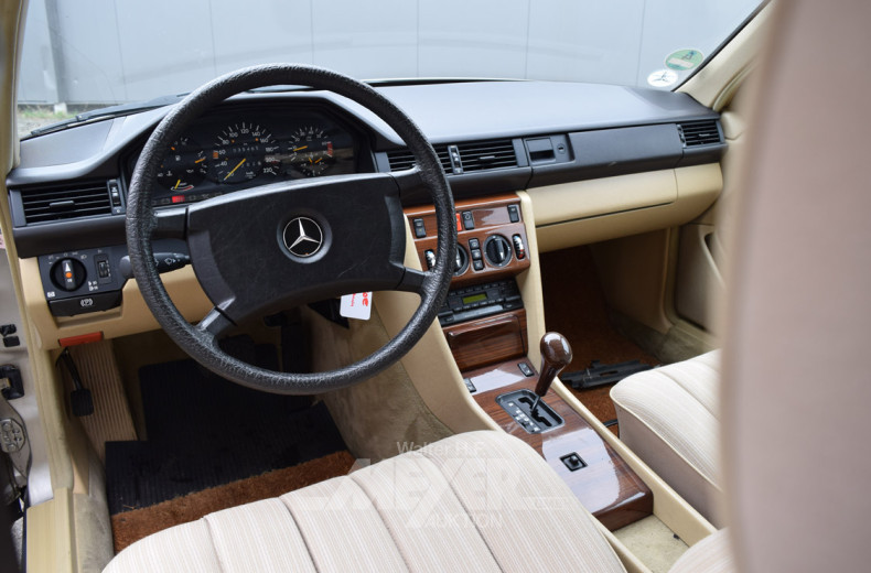 MERCEDES-BENZ W124 230E,