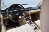 MERCEDES-BENZ W124 230E,