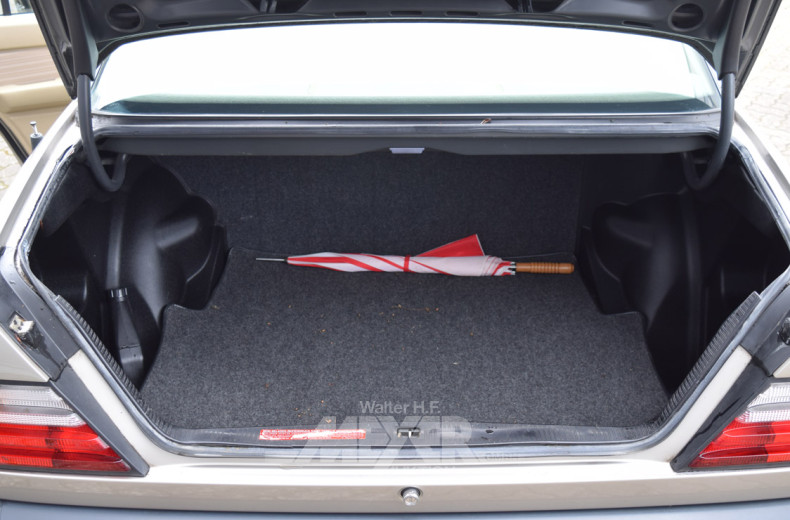 MERCEDES-BENZ W124 230E,