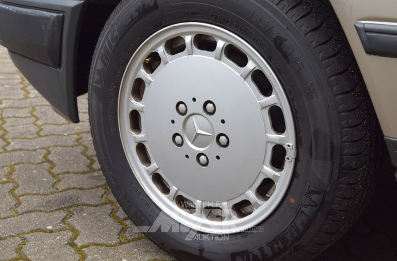 MERCEDES-BENZ W124 230E,