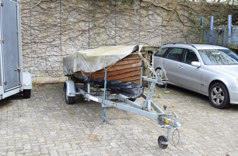 Motor-Pinasse mit Kalf-Trailer U750