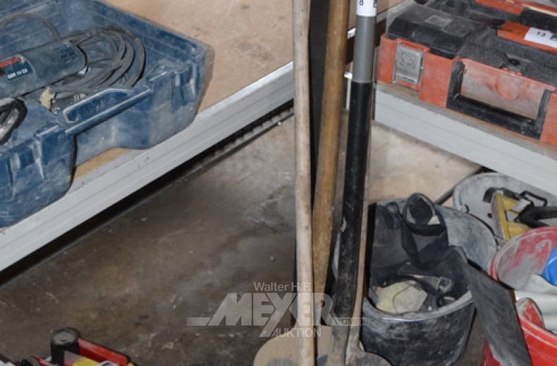 2 Schaufeln, 1 Spaten u. 1 kl. Kehrbesen,