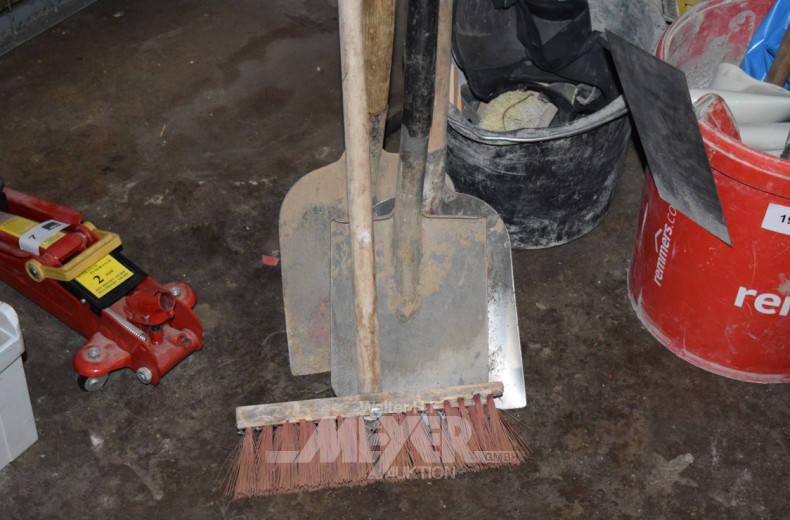 2 Schaufeln, 1 Spaten u. 1 kl. Kehrbesen,