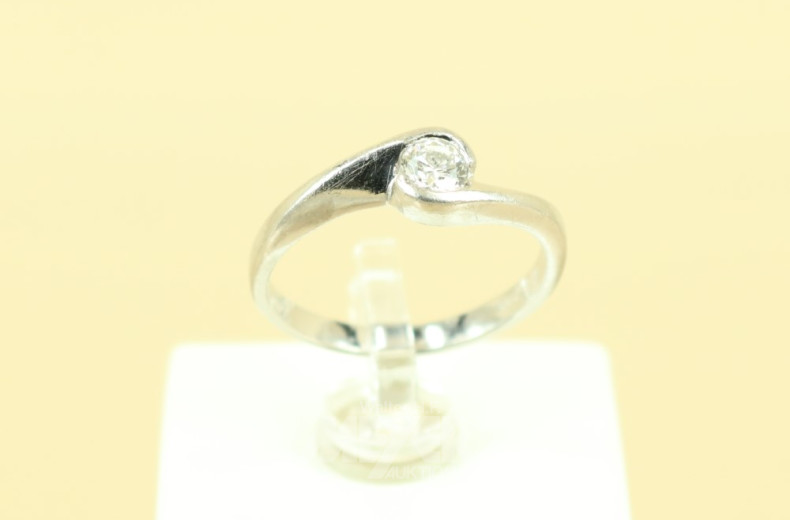 schmaler Ring, Platin mit 1 kl.