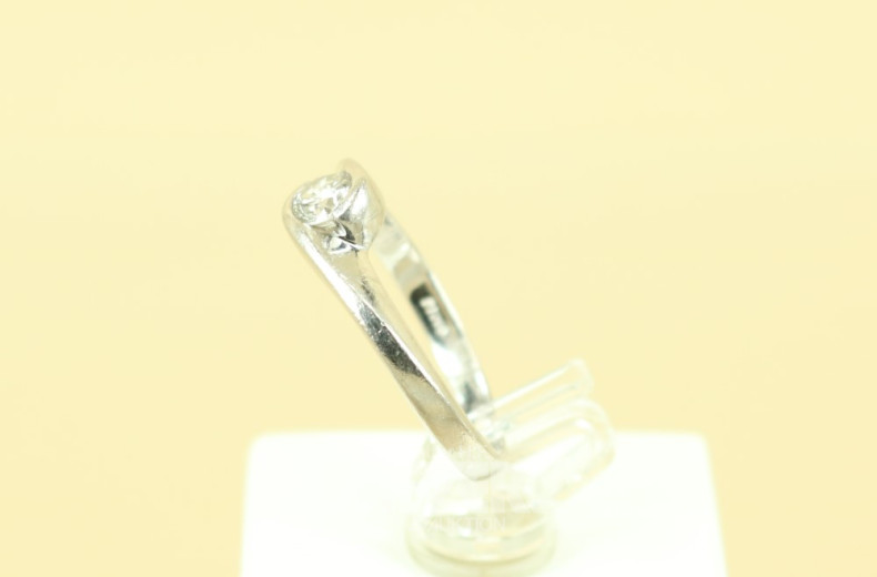 schmaler Ring, Platin mit 1 kl.