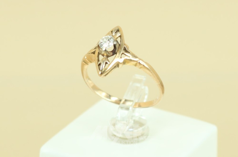 kl. Ring, 9 ct. GG, besetzt mit