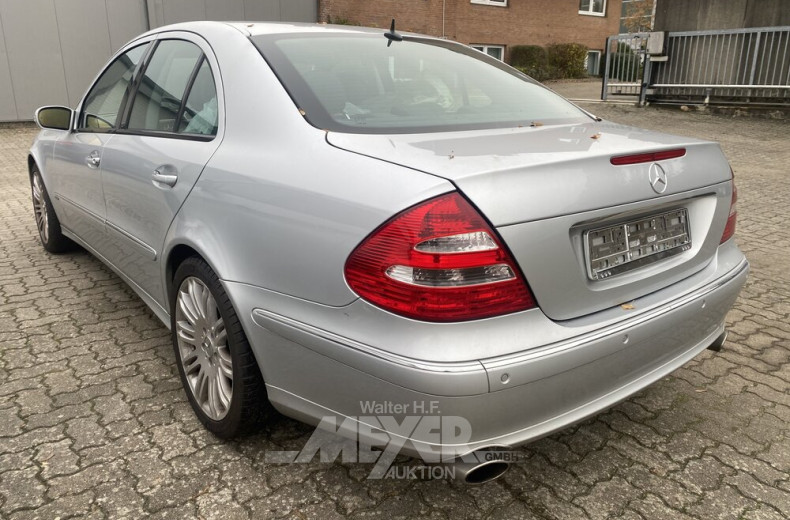 MERCEDES-BENZ E200 W211, silber