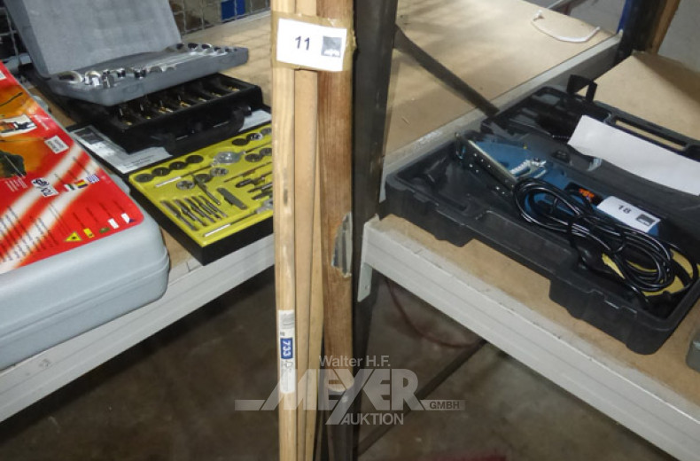 3 Besen sowie 1 Edelstahl- Spaten