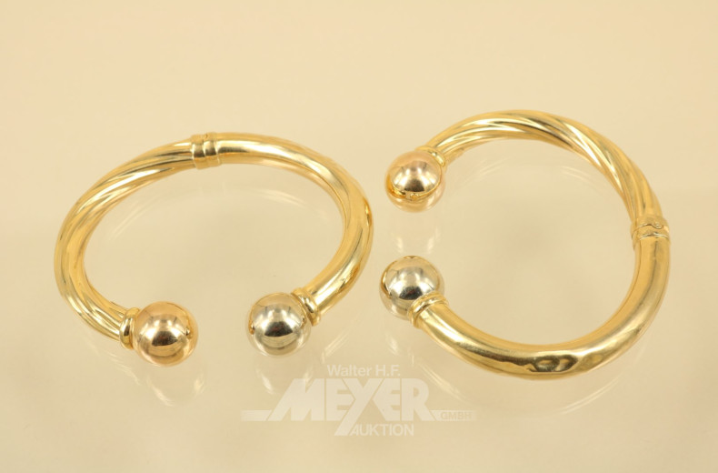 2 Armreifen, 750er GG, je eine Seite glatt