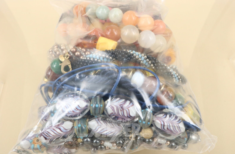 Posten Modeschmuck, u.a. Ringe, Ketten