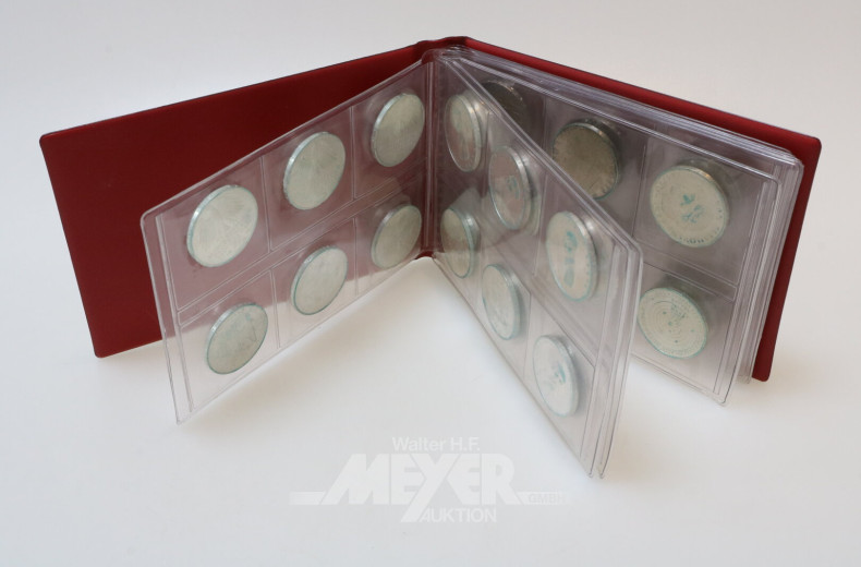 28 5 DM-Münzen in einem kleinen Münzalbum