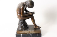 Bronzeskulptur "Der Dornauszieher"