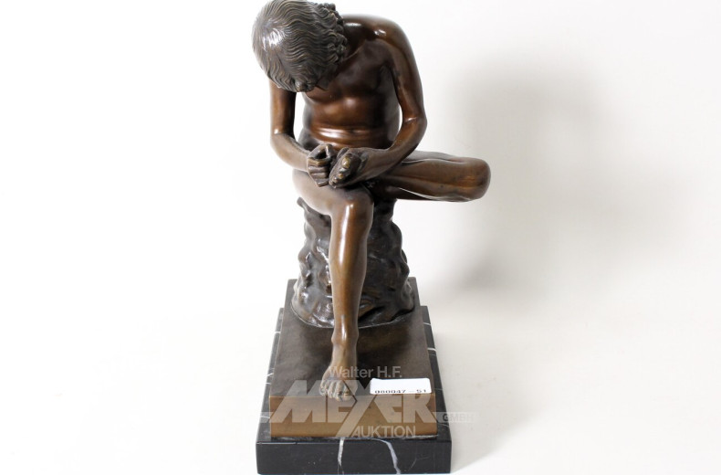 Bronzeskulptur "Der Dornauszieher"