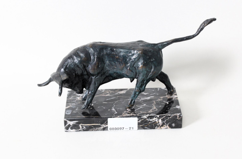Bronzeskulptur "Angreifender Stier"