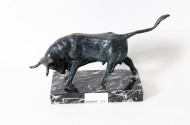 Bronzeskulptur "Angreifender Stier"