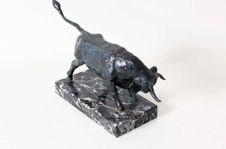 Bronzeskulptur "Angreifender Stier"