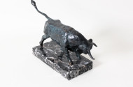 Bronzeskulptur "Angreifender Stier"